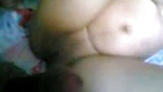 Un mannequin russe nue aux grosses lèvres laisse son petit ami se masturber la chatte avec ses doigts xnx africain