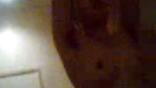 Jeune copain brune en bottes l'emmène en vidéo xxx prono africaine en public et à la maison en train d'uriner