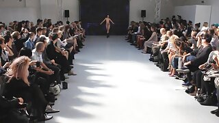 Il ne laissera pas une femme aux gros seins se laver en silence avec sa bite xnx africain excitée.