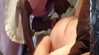 Brunette site de sexe africain serrée s'embrassant sur le cul avec un effet bronzé sur le corps