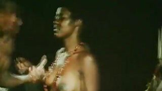Vidéo de africaine sexe téléphone amateur d'une fille maigre s'embrassant dans des toilettes publiques
