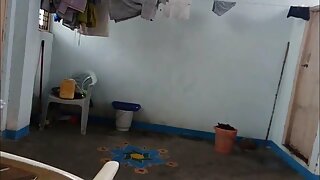 Une fille en Mini short explose sur le lit avec la grosse bite blanche africain sexe du voisin