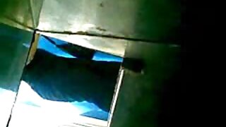 une caméra vidéo placée sous la table regarde de près une femme en xnxx africain train de se masturber