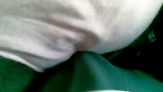 Mari cool embrassant sextape africain sa jeune femme asiatique à la première personne