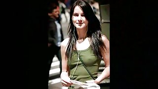 Il embrasse une sexy africain fille dans sa chatte chauve