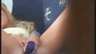 Une blonde en bas caresse la tête de bite de son xnxx africain nouveau copain