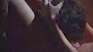 Elle montre une chatte vitreuse de marin en minijupe, xxx vidéoafricaine où les crabes hivernent